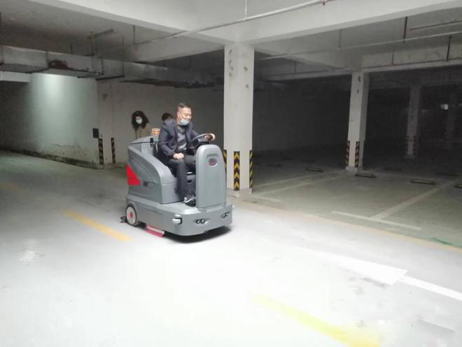 新疆小区物业保洁不用人力改用驾驶式洗地机了